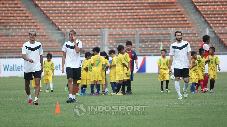 Gianluca Zambrotta (kanan berkostum putih) tengah melatih anak-anak dalam sesi coaching clinic Football Legend Tour 2014 di SUGBK, Jakarta, Jumat (06/06/14). - INDOSPORT